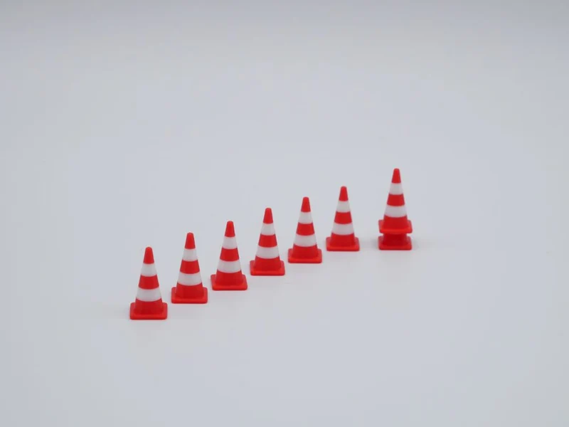 Leitkegel / Pylon - Maßstab 1:32 rot/weiß - 15 Stück